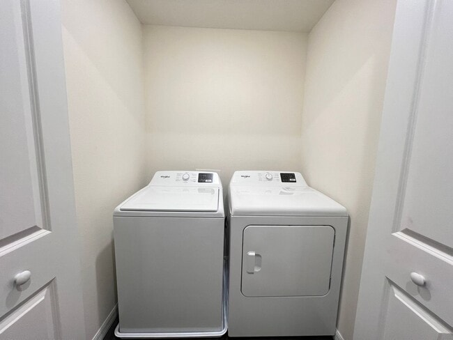 Building Photo - Perfect townhouse -  available now!