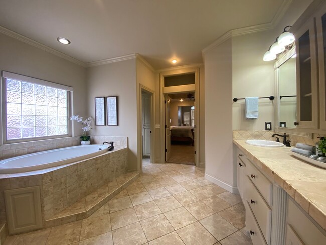 Building Photo - Broken Arrow Schools-Gated Community!