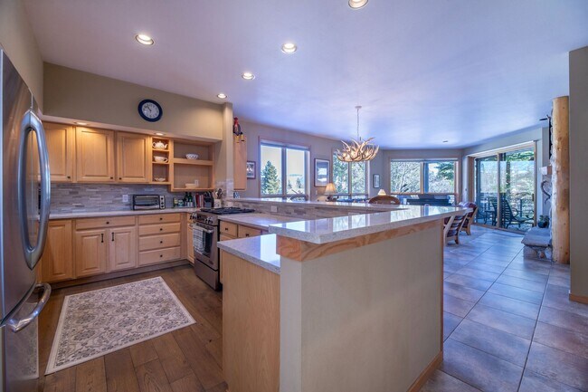 Building Photo - Attached garage! Beautiful views! Heart of...