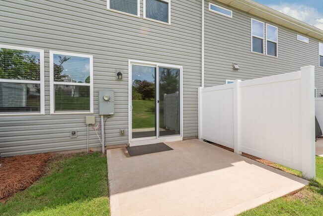 Building Photo - Like-New Townhome in Pristine, Move-In Ready Condition