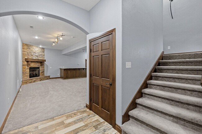 Building Photo - 5 Bedroom Dream Home!