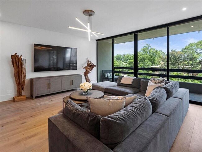 Building Photo - 2660 Peachtree Rd NW