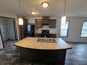 Building Photo - 6001 E Maple