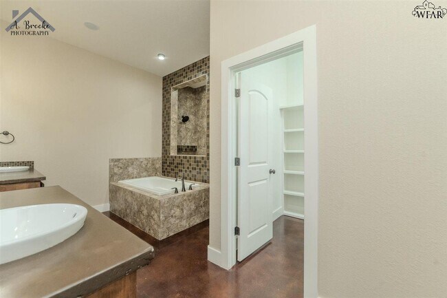 Building Photo - 10 Freedom Cir