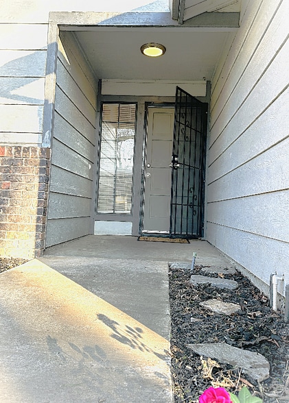 Building Photo - 912 Mandana Ct