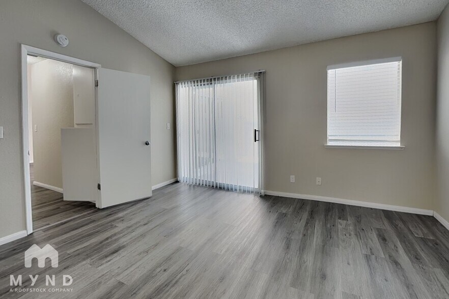 Building Photo - 5825 Goodsprings Ct