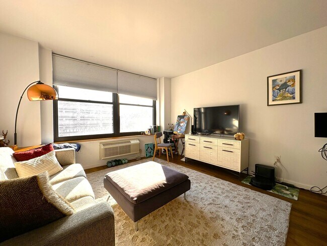 Building Photo - 102 Christopher Columbus Dr