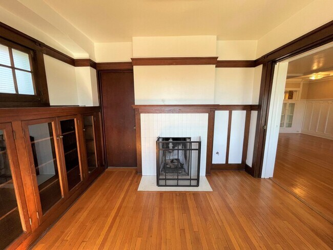 Building Photo - 1093 E Main St