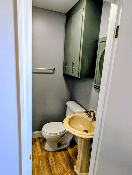 Building Photo - 201 Acorn Dr