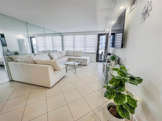 Building Photo - 5225 Collins Ave