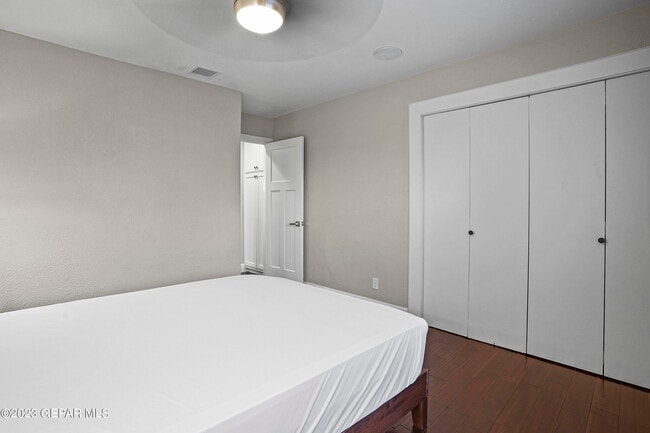 Building Photo - 413 Hollydale Dr