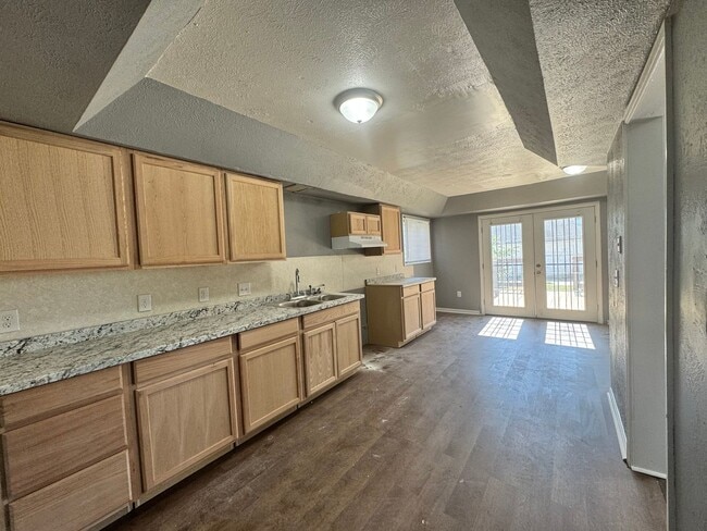 Building Photo - 3 Bedroom House