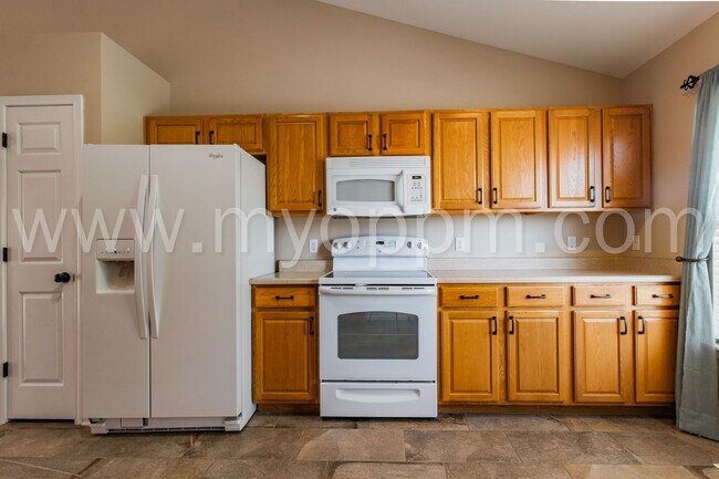 Building Photo - Stunning 3 Bedroom / 2 Bathroom Home | Mil...