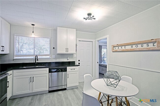 Building Photo - 553 Scenic Dr