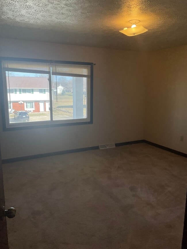 Building Photo - 405 E Poos Dr