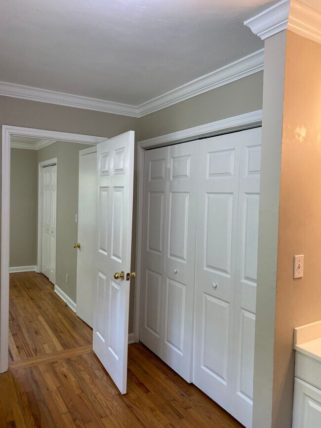 Building Photo - Adorable Brick Home in Betton Hills