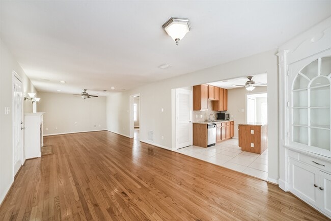 Building Photo - 2411 Wroxton Rd