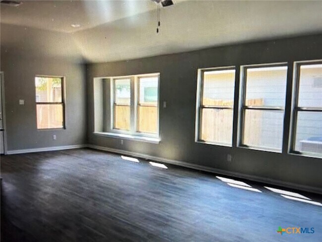 Building Photo - 1109 Elm Fall