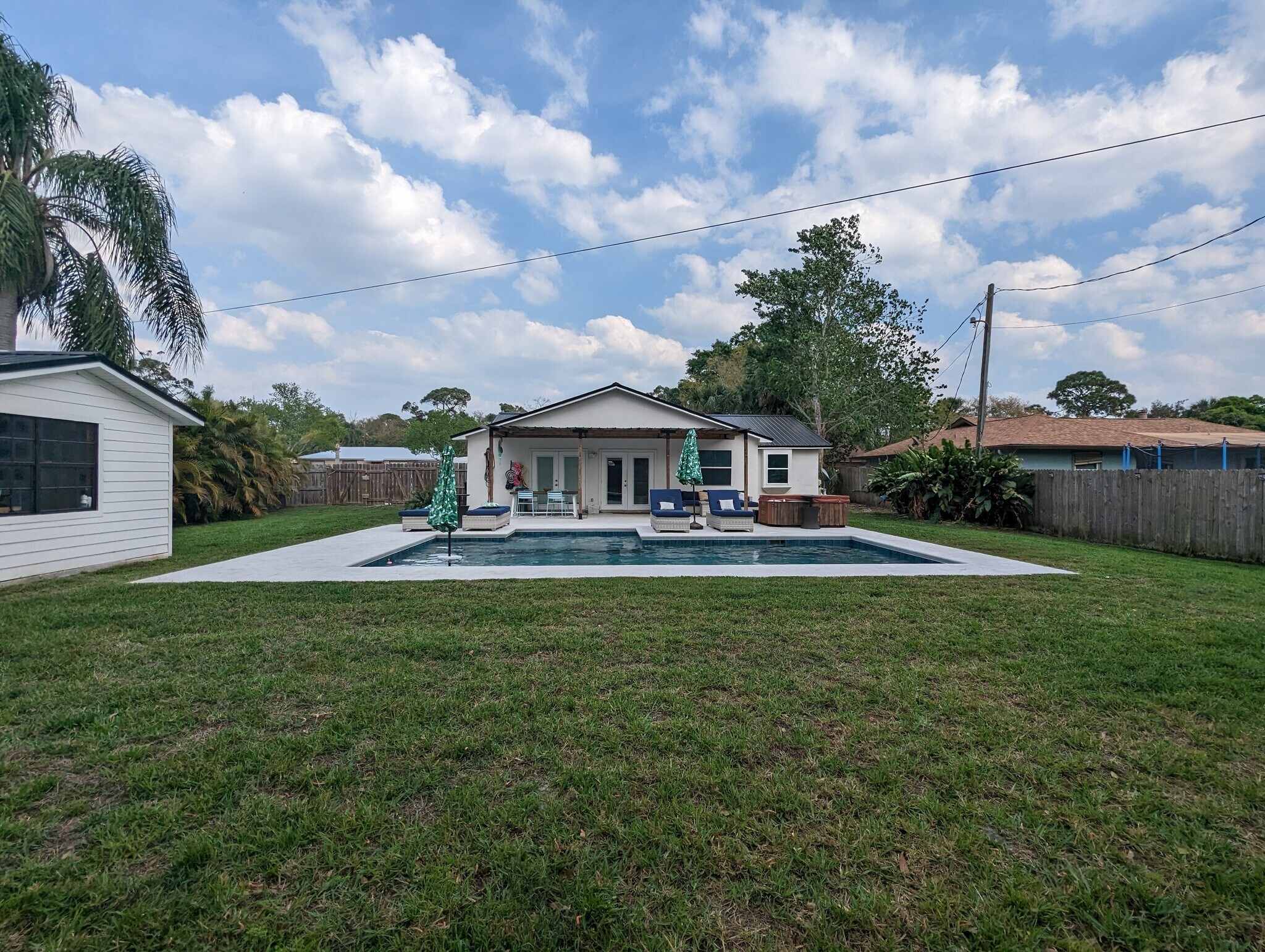 Building Photo - 2859 School Dr NE