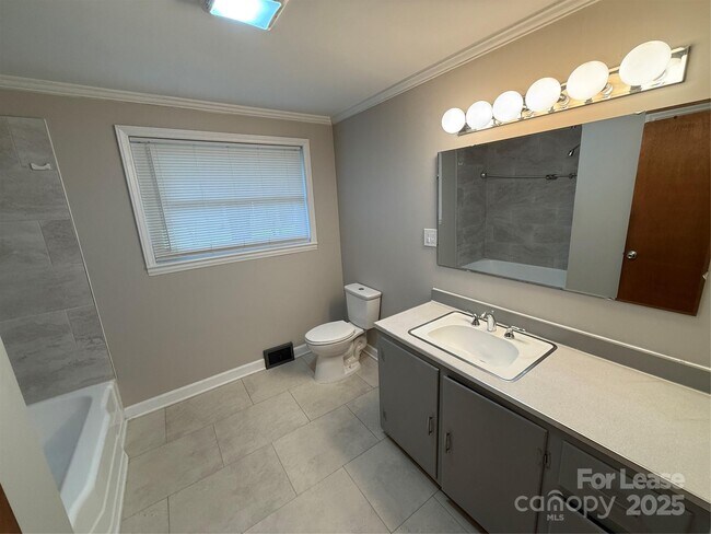 Building Photo - 317 Dakota St