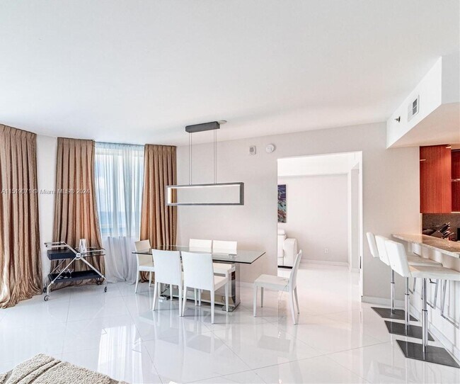 Building Photo - 2711 S Ocean Dr