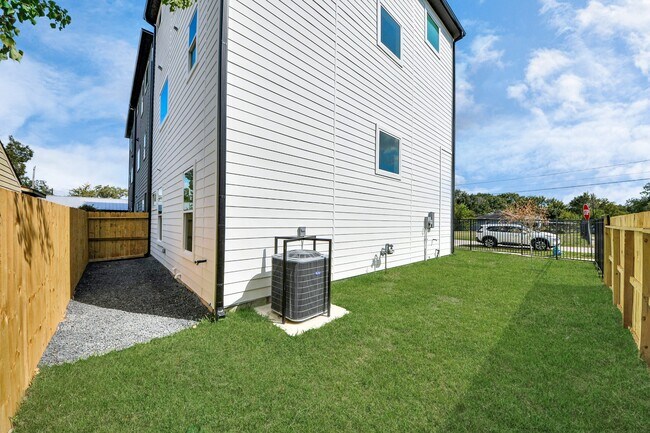 Building Photo - 6949 Foster St