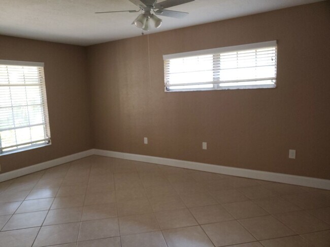 Building Photo - 3331 Seaview St