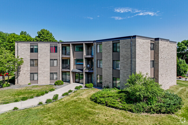 Building Photo - Oakwood Court Apartments