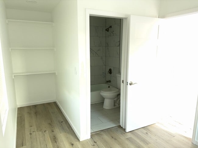 Building Photo - 3 bedrooms 3 baths home in San Diego. WATE...