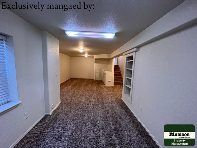 Building Photo - Stunning 3  Bedroom Home with lots of space and a beautiful fenced back yard -