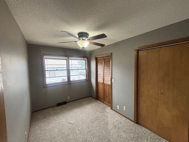 Building Photo - 3-bedroom 1 bath house available now