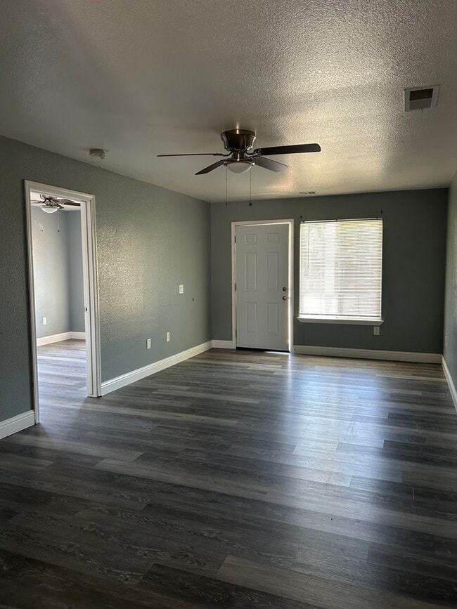 Building Photo - 3 Bedroom 2 bath home available