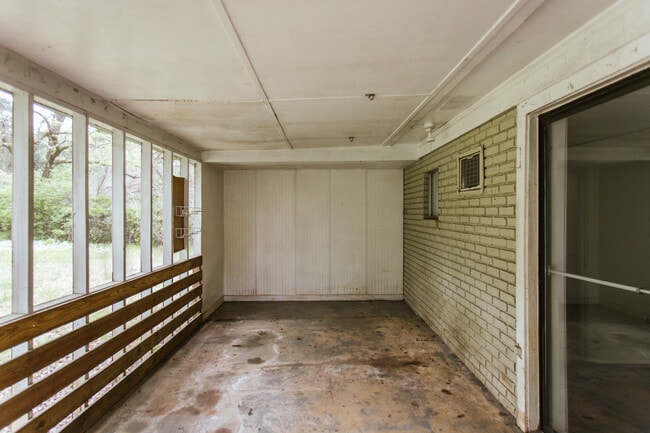 Building Photo - 255 Sunset Dr