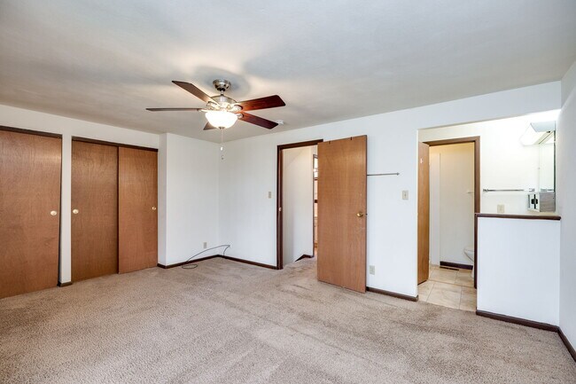 Building Photo - 2215 Barclay Ct