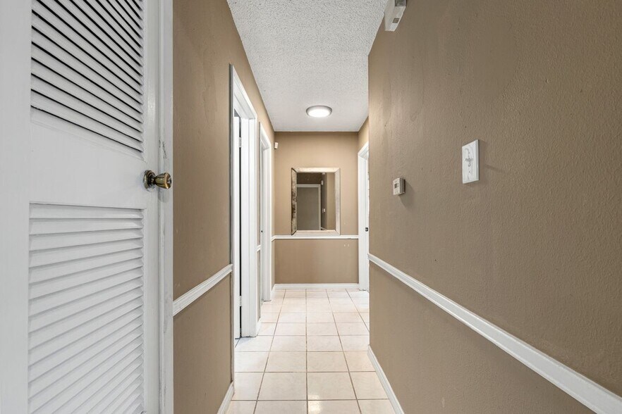 Building Photo - 9407 N Creek Dr