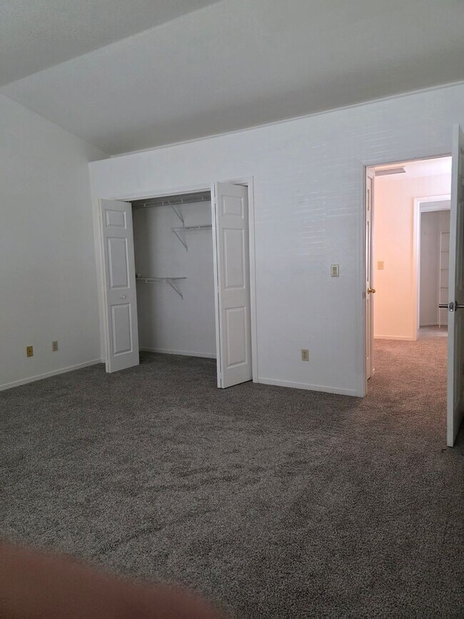 Building Photo - Townhouse Available - Cats OK