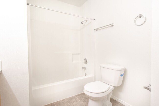 Building Photo - 1020 NE D St