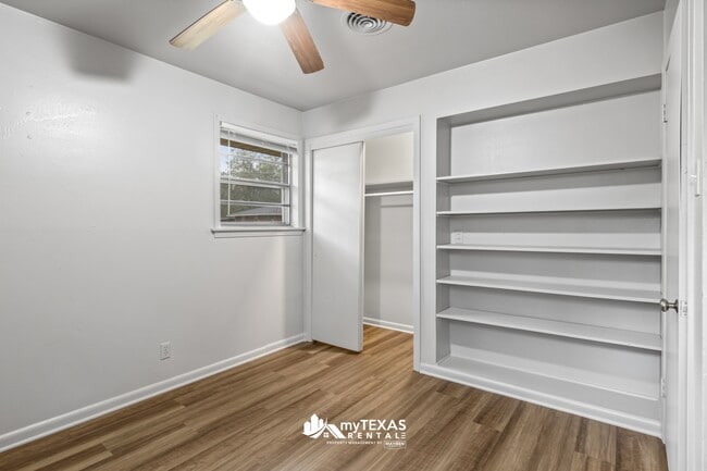 Building Photo - 403 Dogwood Ln