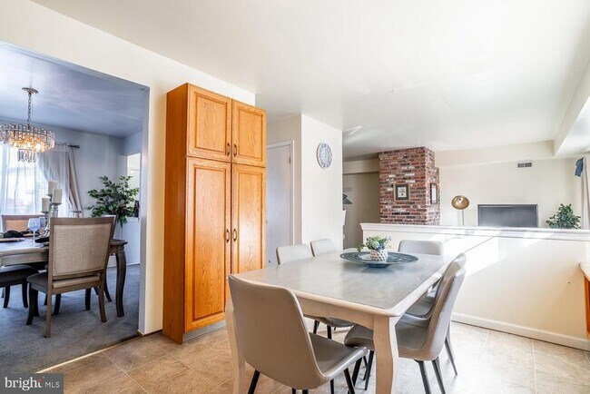 Building Photo - 8 Dickenson Dr