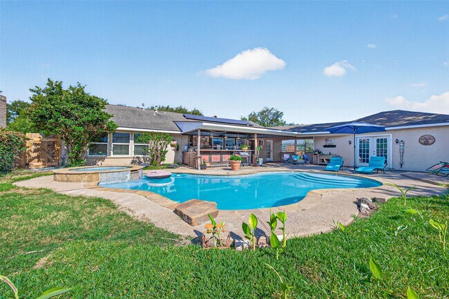 Building Photo - 2815 Bermuda Dunes Dr
