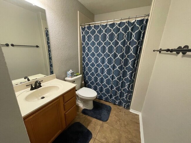 Building Photo - Lovely well maintained 3 bedroom 2 bath