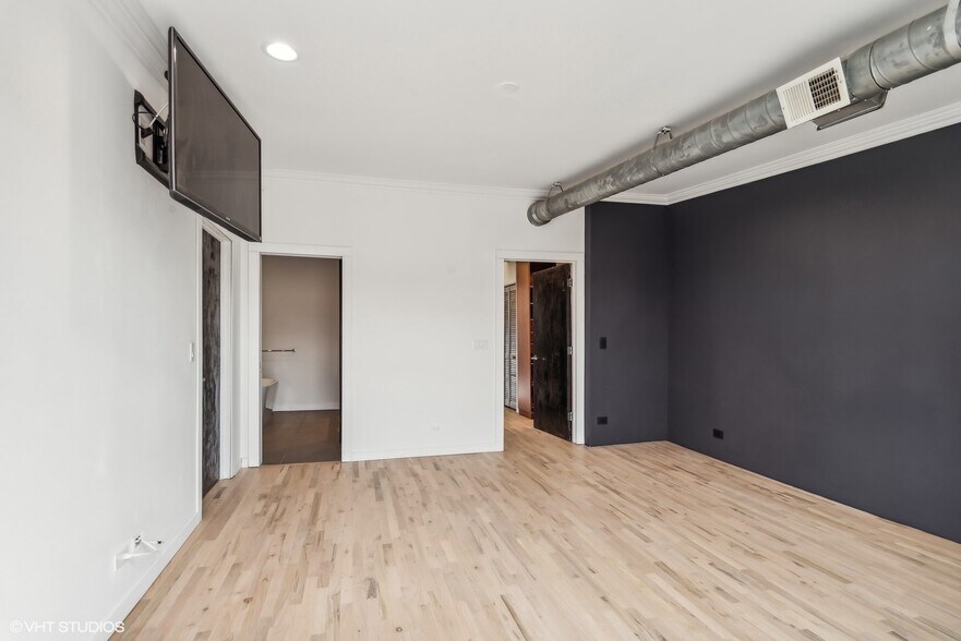 Building Photo - 2156 W Hubbard St