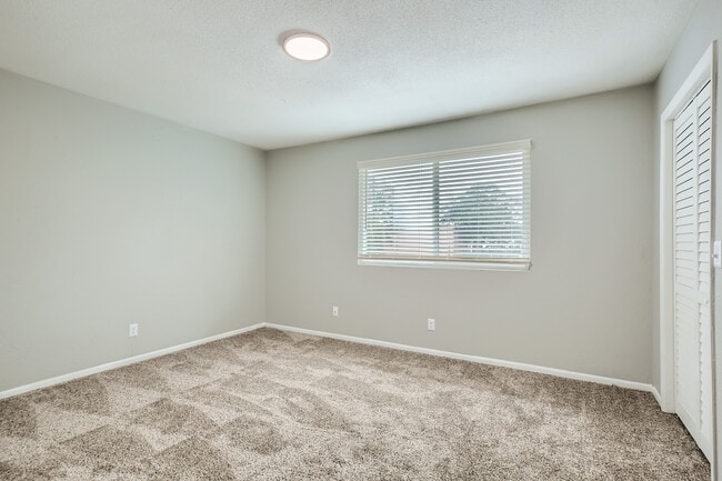Building Photo - Tree Hill Apartments & Townhomes