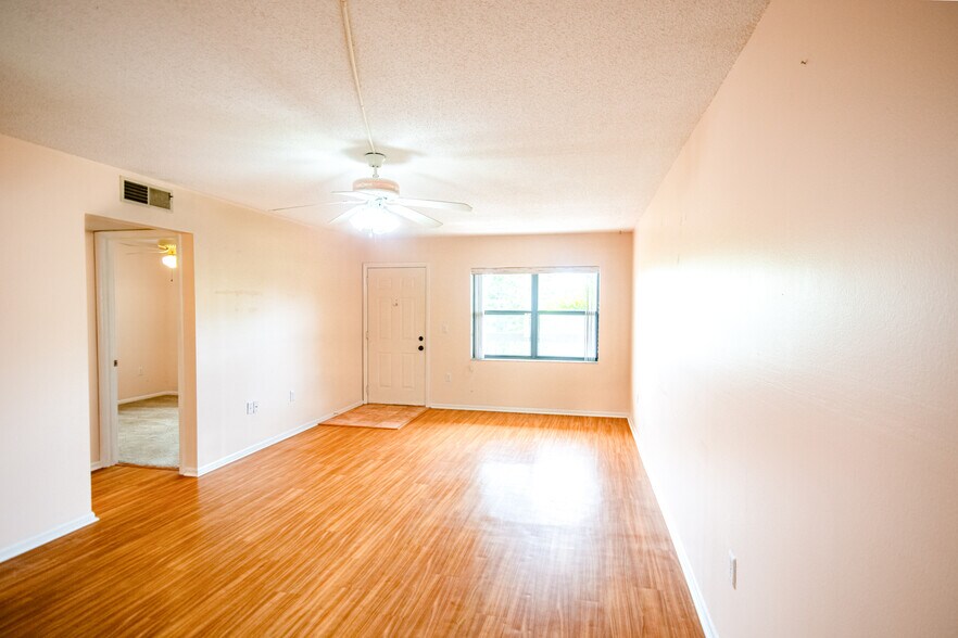 Living-room- plenty space - 305 30th Ave W