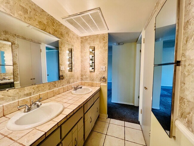 Building Photo - CHARMING 2 BED APT IN THE HEART OF CONGRES...