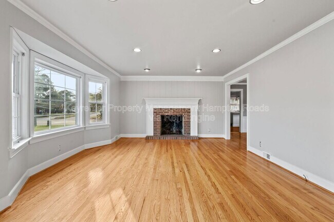 Building Photo - 4900 Briarwood Ln