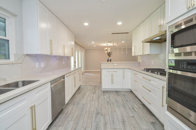 Building Photo - 9606 Highmeadow Dr