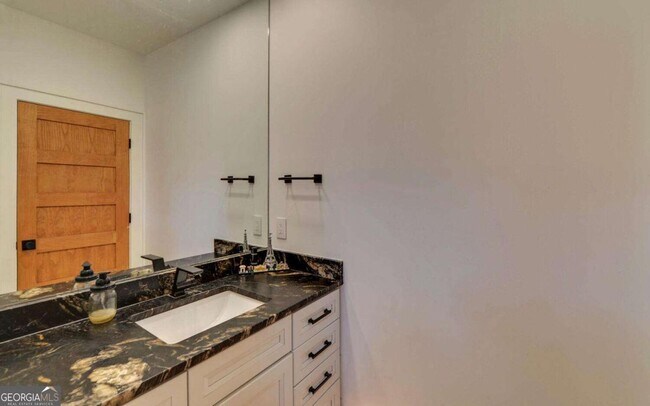 Building Photo - 675 Freedom Heights Dr