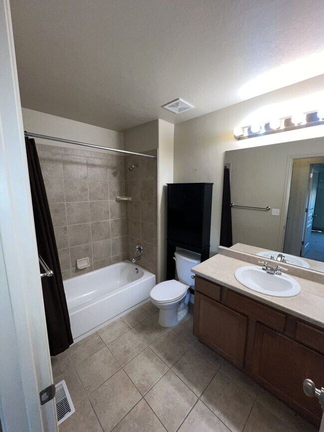 Building Photo - Spacious 6-Bedroom Home with 2 Kitchens in...