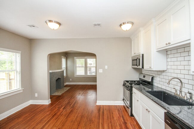 Building Photo - Charming Duplex 1/1 Duplex With Storage!